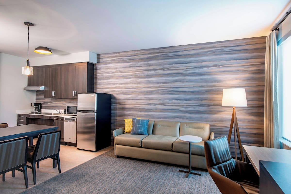 standard studio, multiple beds, non smoking | living area | 47-inch led tv with cable channels, tv, netflix