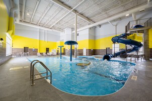 Una piscina cubierta