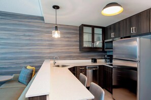 Full-size fridge, microwave, stovetop, dishwasher - Residence Inn by Marriott Winnipeg (Winnipeg)