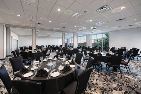 Residence Inn by Marriott Winnipeg - Image 10