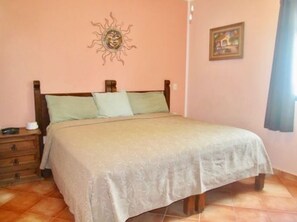2 chambres, coffres-forts dans les chambres, décoration personnalisée
