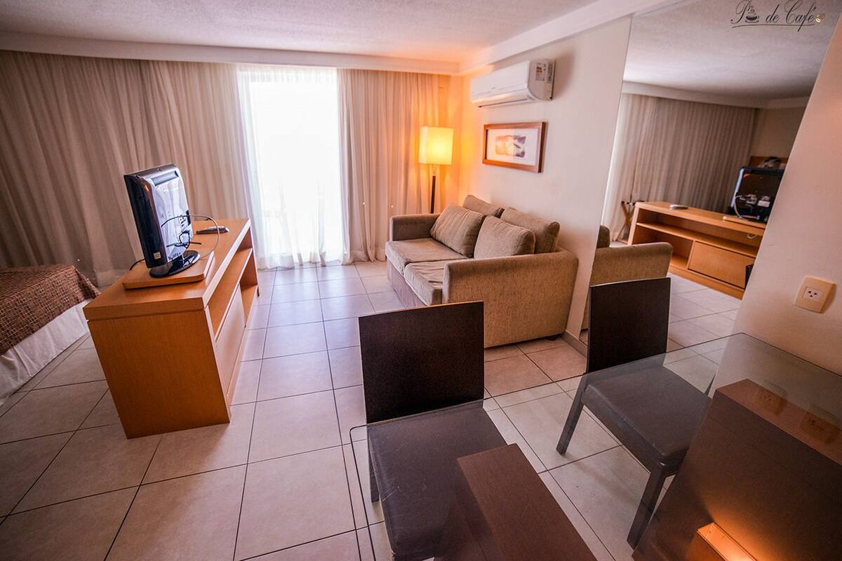 Deluxe-Suite (Triplo - Sem vista mar) | Essbereich im Zimmer