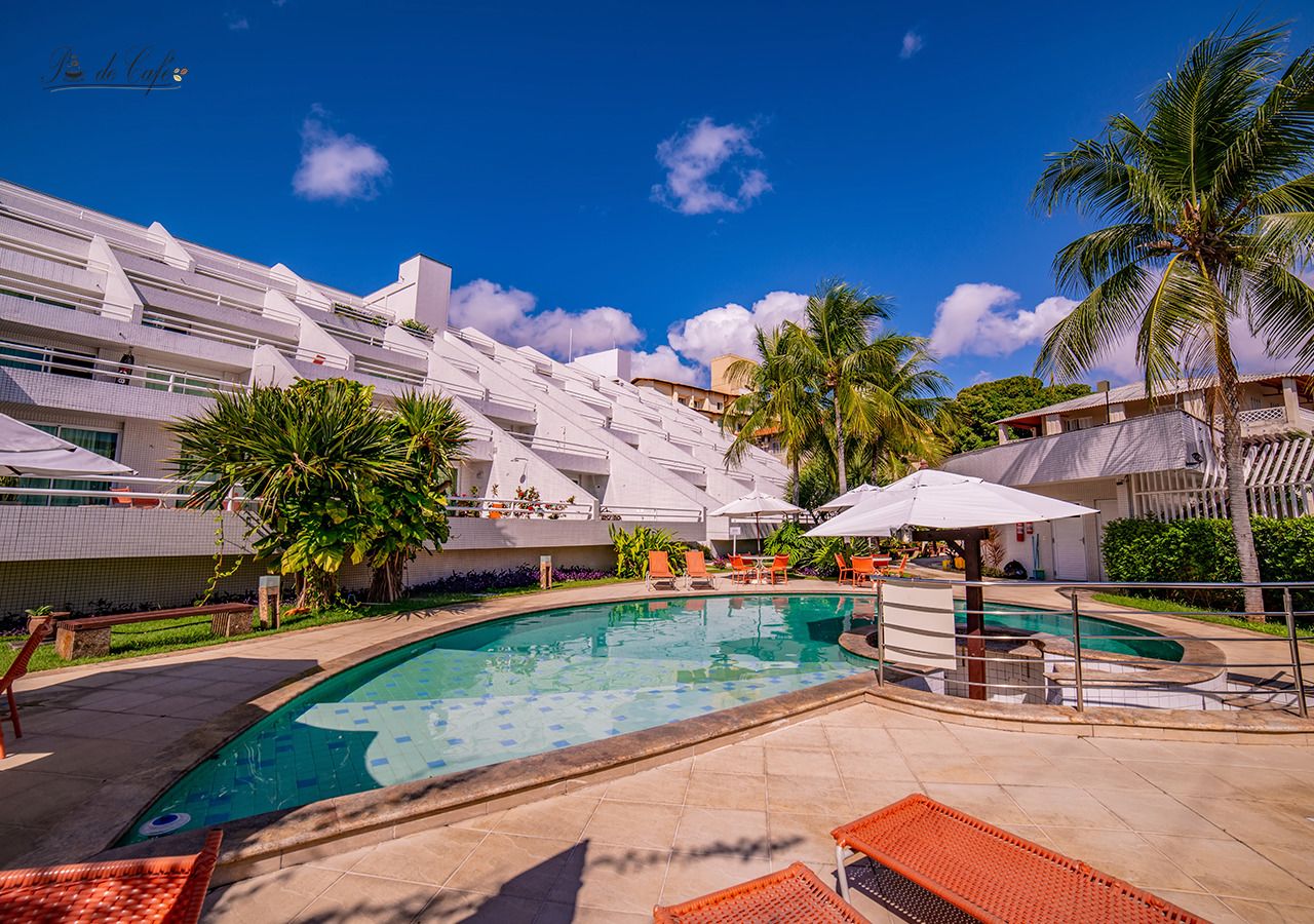 Piscine extérieure, parasols de plage, chaises longues