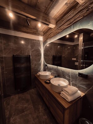 Gallery Studio | Bathroom | Free toiletries, hair dryer, bathrobes, slippers