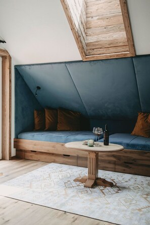 画廊开间 | 客房内保险箱、特色装修、办公桌、笔记本电脑工作区