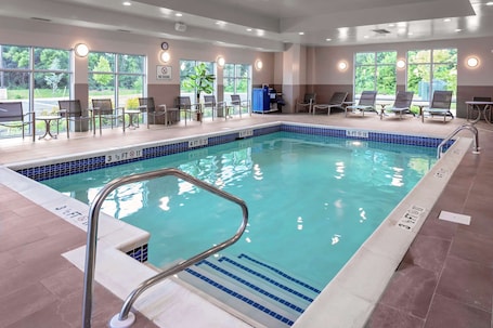 Alberca techada . Hampton Inn Cranbury