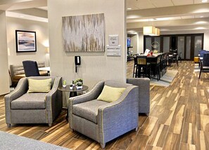 Lobby sitting area - Hampton Inn Cranbury (Cranbury)