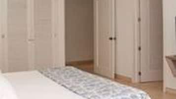 Bureau, rideaux occultants, chambres insonorisées