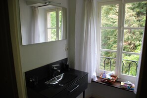 Habitación, 2 habitaciones, balcón, vista a la colina (2) | Lavabo en el baño