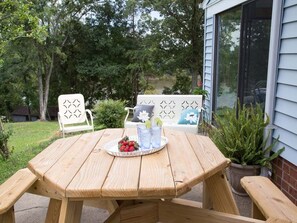 Outdoor dining - Enjoy Breezes on the James River, 2bdrm-1bath / 15 minutes to downtown  Richmond (Henrico)