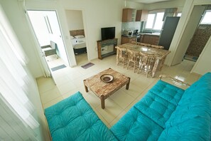 Flatskjerm-TV, musikkbibliotek og filmbibliotek