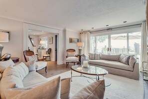 Smart TV, fireplace - Lake Simcoe Luxury waterfront Retreat  near Friday Harbour! Hot Tub! (Innisfil)