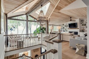 Smart TV, fireplace - Lake Simcoe Luxury waterfront Retreat  near Friday Harbour! Hot Tub! (Innisfil)