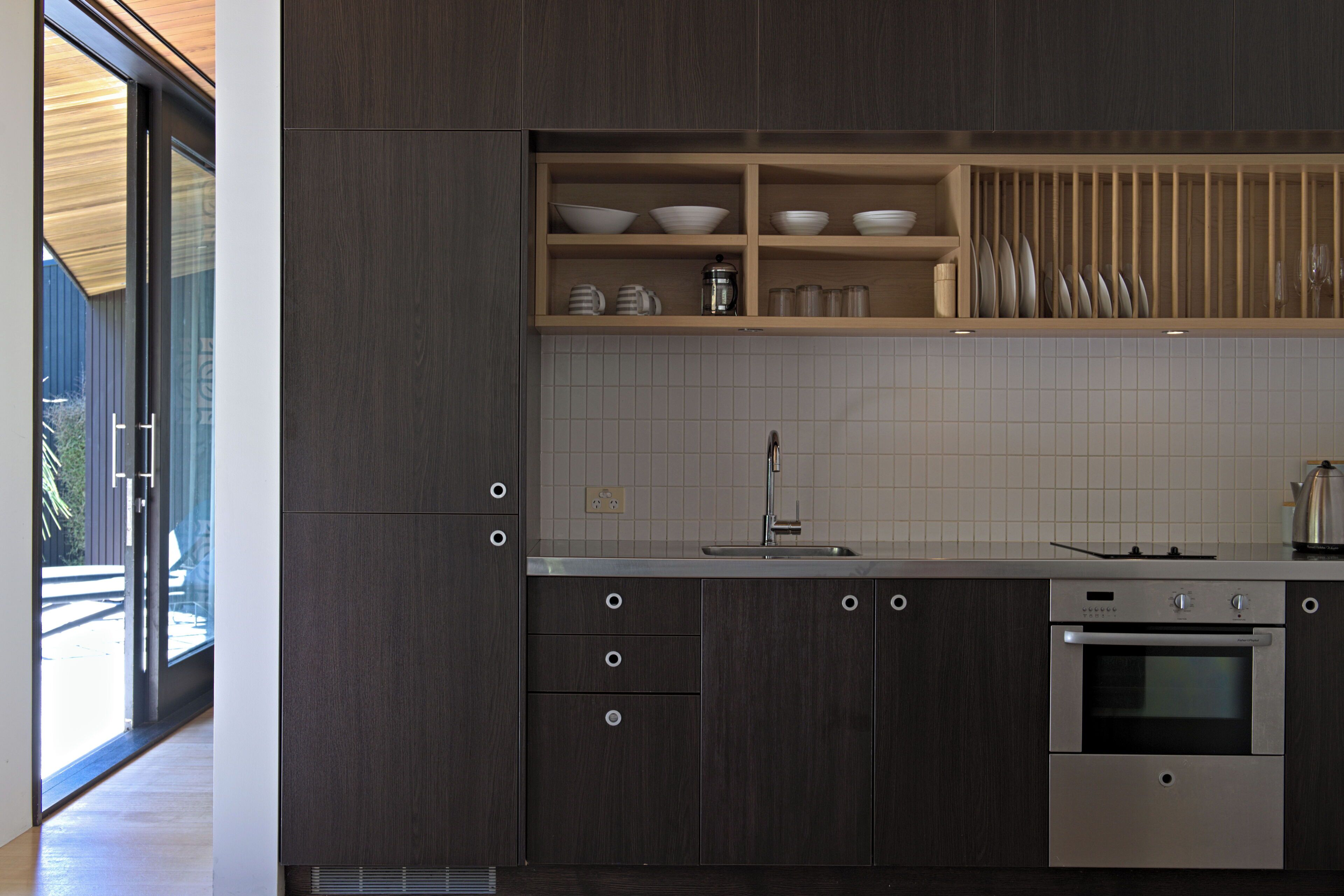 Jääkaappi, uuni, liesi, leivänpaahdin