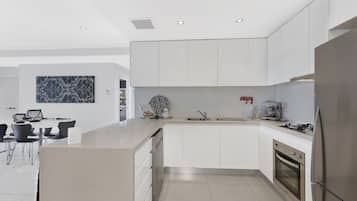 Full-sized fridge, microwave, oven, stovetop