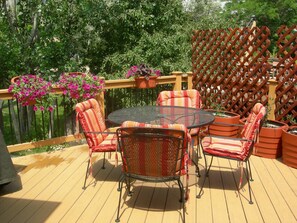 Outdoor dining - Newly Remodeled, Family Friendly Mountain View Home With Hot Tub  (Boulder)
