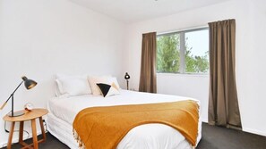 3 bedrooms, iron/ironing board, free WiFi, bed sheets - Armagh Apartment 3-Spacious central Christchurch Apartment on Cramner Square (Christchurch)