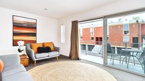 TV - Armagh Apartment 3-Spacious central Christchurch Apartment on Cramner Square (Christchurch)