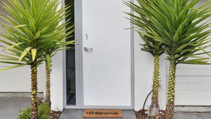 Exterior detail - Armagh Apartment 3-Spacious central Christchurch Apartment on Cramner Square (Christchurch)