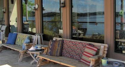 Lakefront Castle House mit Multi-Level-Decks für 16 Personen, Private Cove und Dock