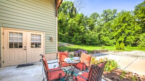Une terrasse avec des meubles d’extérieur, une petite table et une plante en pot.