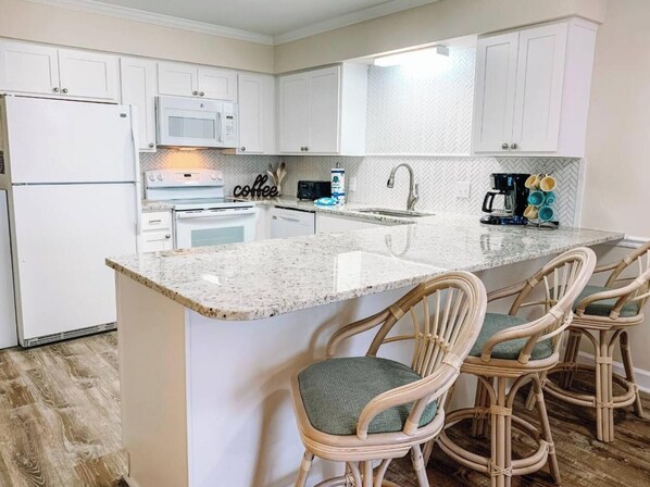 Jääkaappi, mikroaaltouuni, astianpesukone, kahvin-/teenkeitin