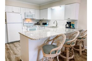 Kjøleskap, mikrobølgeovn, oppvaskmaskin og kaffetrakter/tekoker