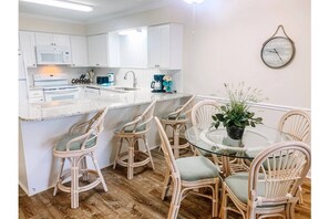 Kjøleskap, mikrobølgeovn, oppvaskmaskin og kaffetrakter/tekoker