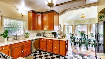 雪櫃、微波爐、焗爐、爐具