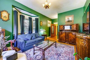 Een smart-tv, een dvd-speler, boeken en een filmbibliotheek