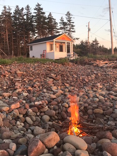 Oceanfront Sunset Cottage with Kayaks