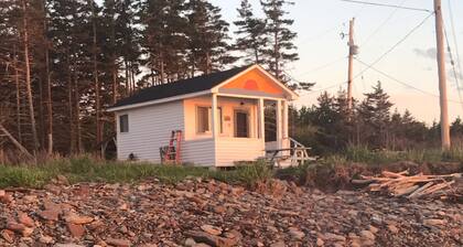 Oceanfront Sunset Cottage with Kayaks