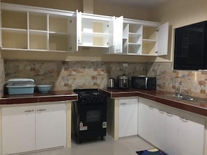 Micro-ondas, talheres/pratos/utensílios de cozinha