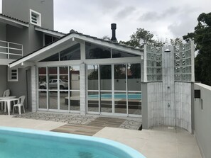 Outdoor pool - Beach house with pool, barbecue and playground, 250 meters from the beach. (Florianópolis)