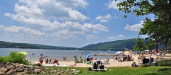 ディープクリーク湖のドックスリップで6ベッドルームの湖畔のログの家。