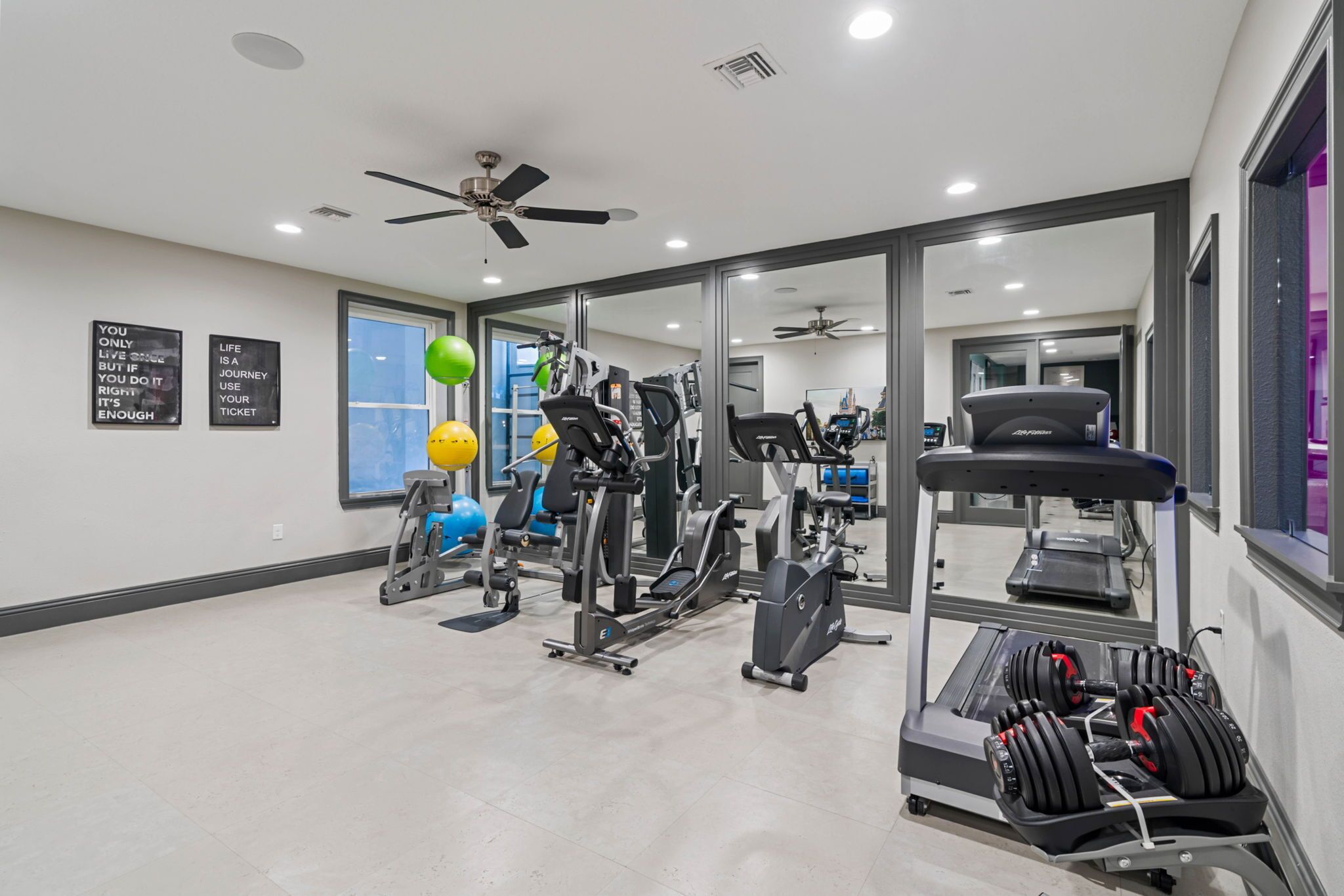 Uma academia moderna com diversos equipamentos de exercício, esteira e banco de musculação.