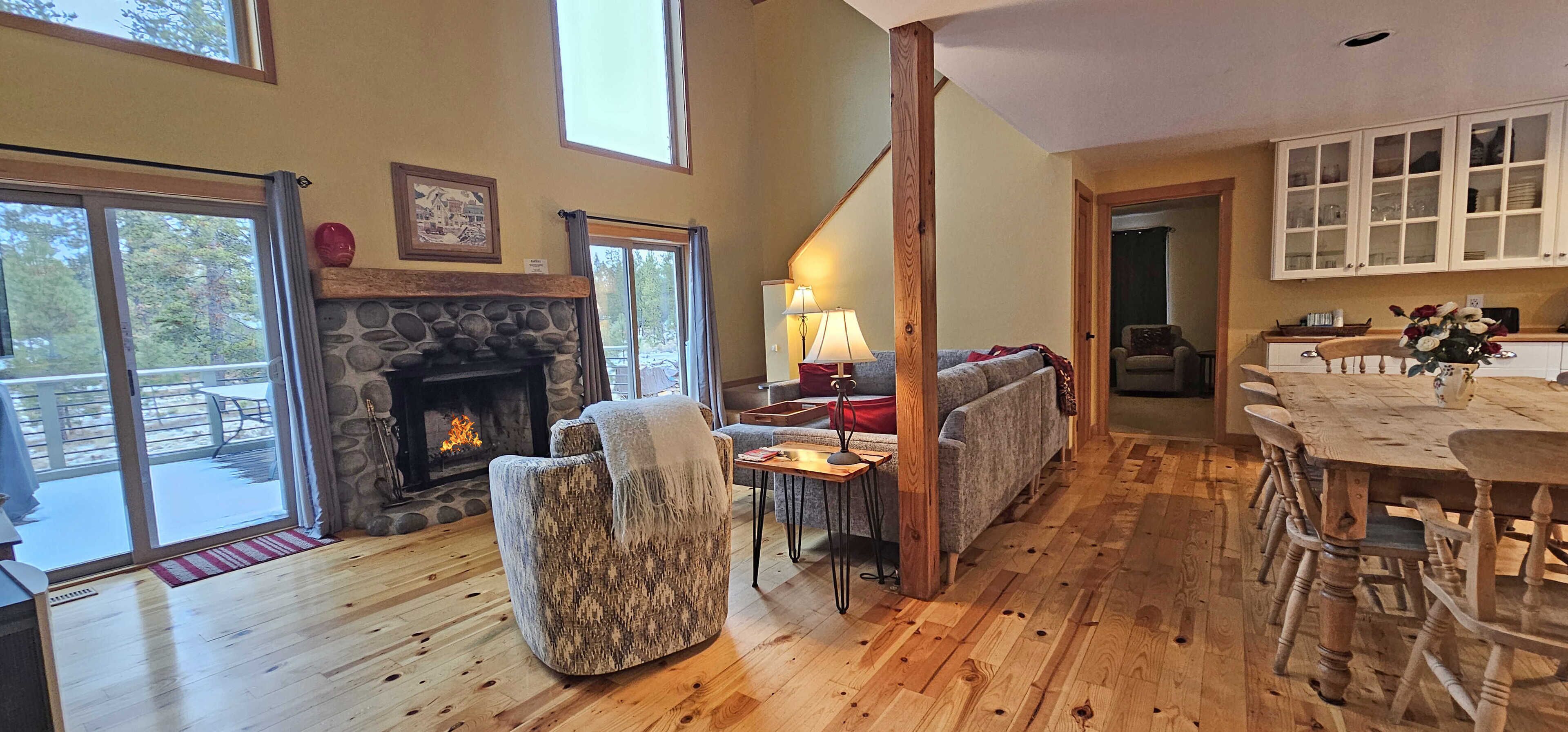 Televisión, chimenea y reproductor de DVD 