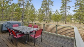 Outdoor dining - 24 Rogue-Sunriver, Oregon: Hot Tub, BBQ, WiFi, SHARC Aquatics, Tubing Hill, Mt. Bachelor, Golf, Deschutes River, Tennis, Bike Paths (Sunriver)
