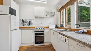 Kaffetrakter/tekoker, kjøleskap, mikrobølgeovn og ovn