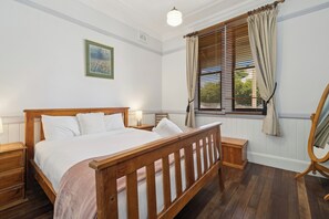 4 bedrooms, iron/ironing board, free WiFi, bed sheets - Lovely, Spacious Cottage Just a 5 min Walk to Town (Katoomba)