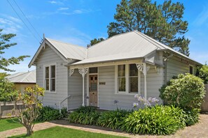 Exterior - Lovely, Spacious Cottage Just a 5 min Walk to Town (Katoomba)