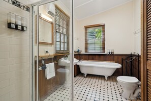 Bañera, secador de pelo, toallas y champú