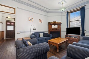 Smart TV, fireplace, Netflix, DVD player - Lovely, Spacious Cottage Just a 5 min Walk to Town (Katoomba)