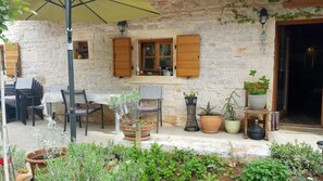 Outdoor dining - Lovely stone house for 6 people with pool and private space. (Bale)