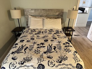4 quartos, escrivaninha, ferros/tábuas de passar roupa, berço de viagem