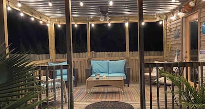 Cute Bungalow, Hot tub, game room,fenced yard