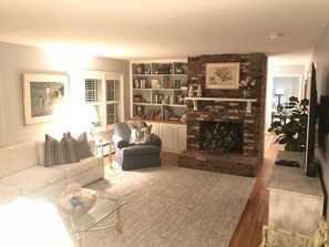 Smart TV, caminetto, lettore DVD, libri