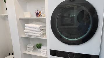 Secador de cabelo, toalhas de banho