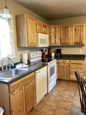 Fridge, microwave, oven, stovetop - Gorgeous Mountain View, Duplex B, Dog Friendly, Fresh New Look (Asheville)