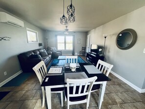 Smart TV, Netflix, Hulu, streaming services - Gorgeous Mountain View, Duplex B, Dog Friendly, Fresh New Look (Asheville)